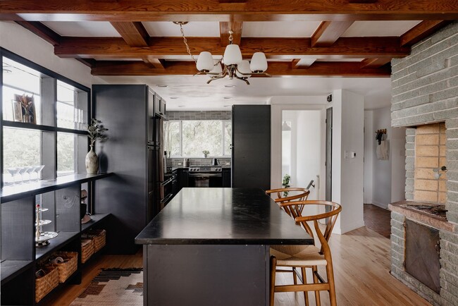 Building Photo - Chic 3BD, 3BA Mid-Century Home in Wheat Ri...