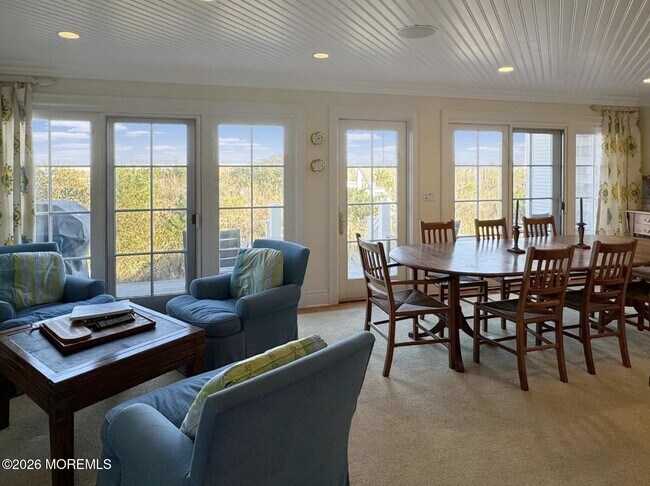 Building Photo - 985 East Ave