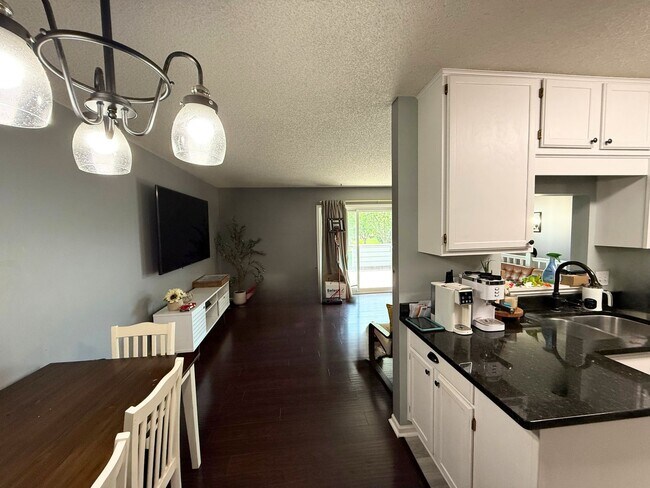 Building Photo - Updated 2 Bed, 2.5 Bath Apple Valley Townh...