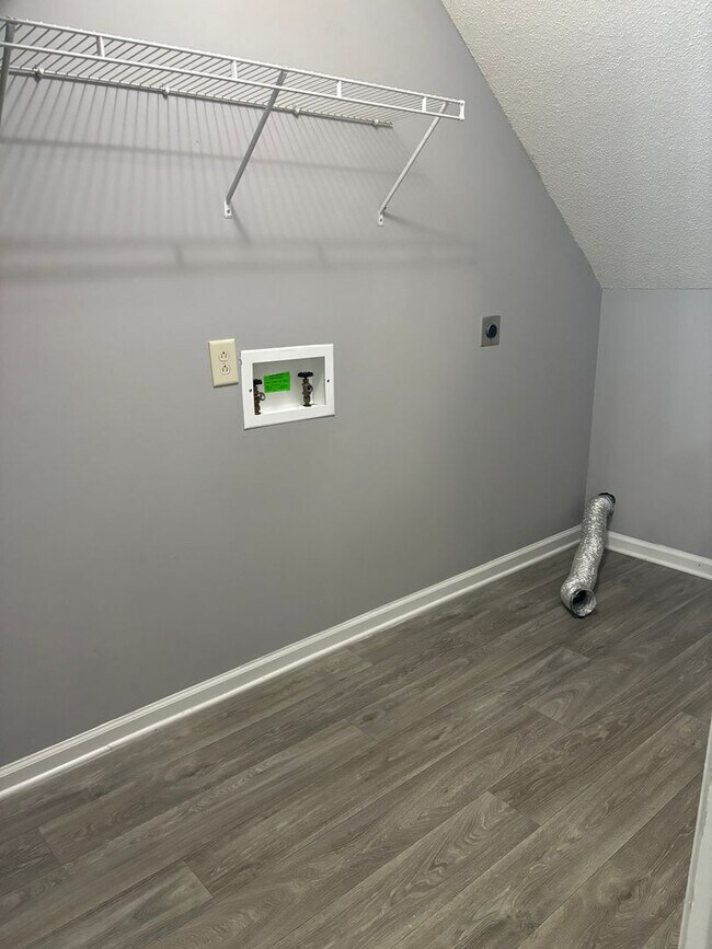 Building Photo - Beautiful Split-level