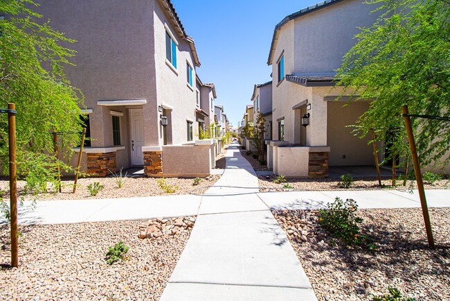 Building Photo - 3BR/ 2.5BA TOWNHOUSE IN North Las Vegas Av...