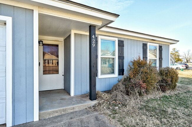 Building Photo - 3 Bed, 2 Bath Home Near UCO and Hafer Park