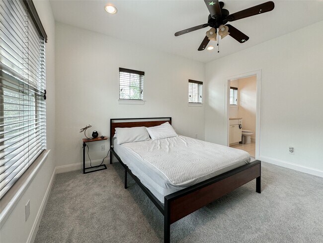 Building Photo - 2 Hermann Park Ct