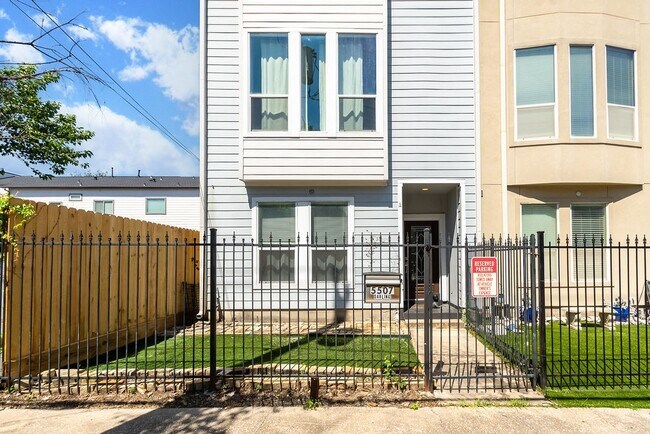 Building Photo - 5507 Darling St