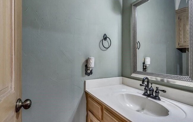 Building Photo - Massive 4BD/3BTH and 2 Car garage Home! Minutes from I-35
