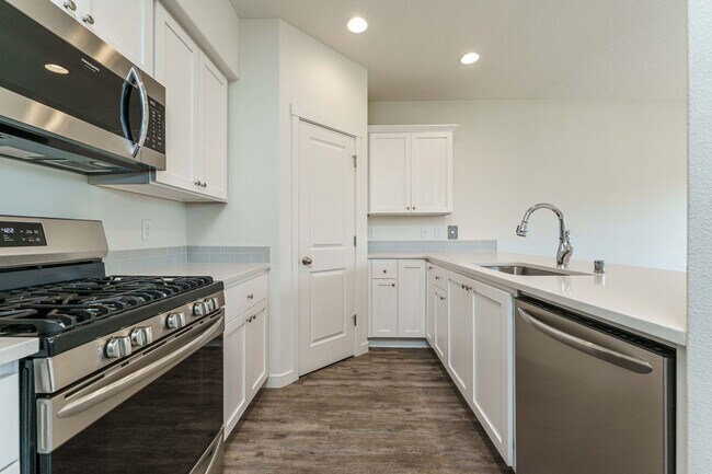 Building Photo - Light, Bright & Move-In Ready – 3BR Gem in Prime Ridgefield Location!  (Pet Friendly)