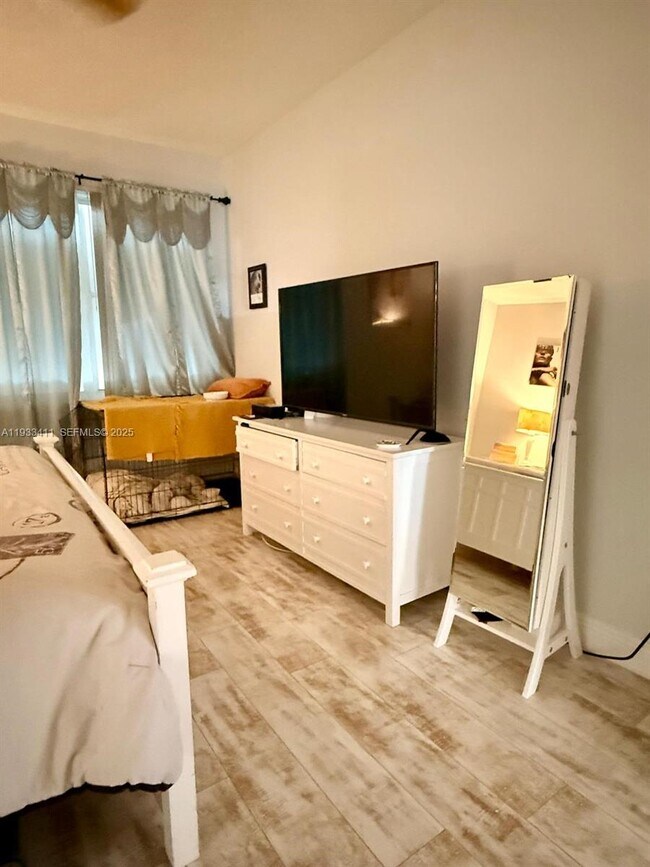 Building Photo - 3729 SW 51st St