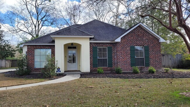 Building Photo - Beautiful 3 bedroom with large fenced yard & conveniently located