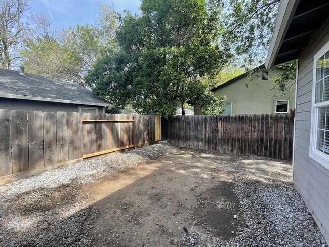 Building Photo - 524 W 1st Ave