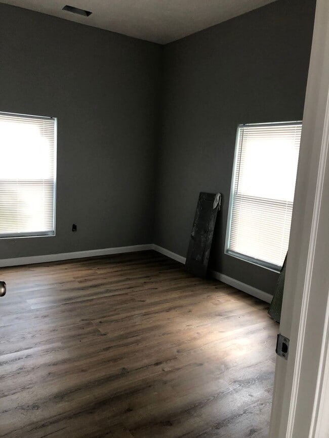 Building Photo - Stylish Newly Renovated 3-Bed, 2-Bath Retreat