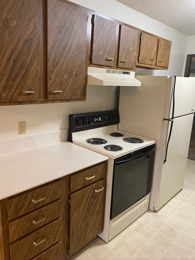 Kitchen with tons of cabinets - 512 Breezy Point Dr