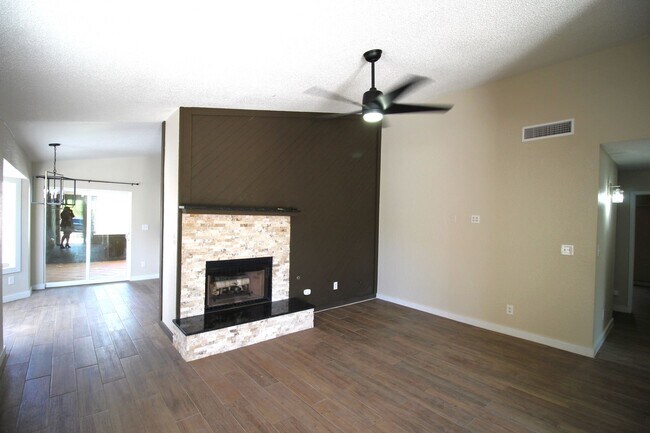 Building Photo - Beautiful Northeast Home -Utilities are a ...