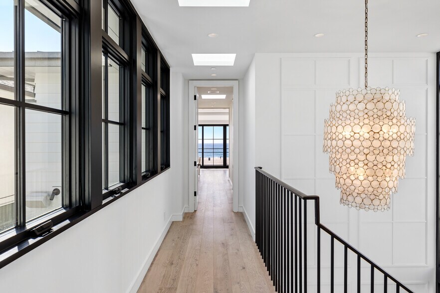 Building Photo - 2428 The Strand