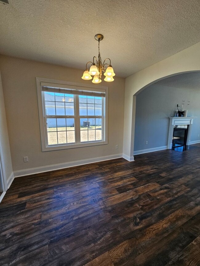 Building Photo - Spacious 3 Bedroom 2 Bathroom Home on Half...