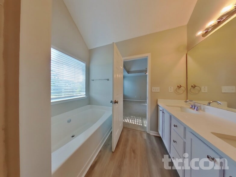 Building Photo - 660 Tipperary Rd