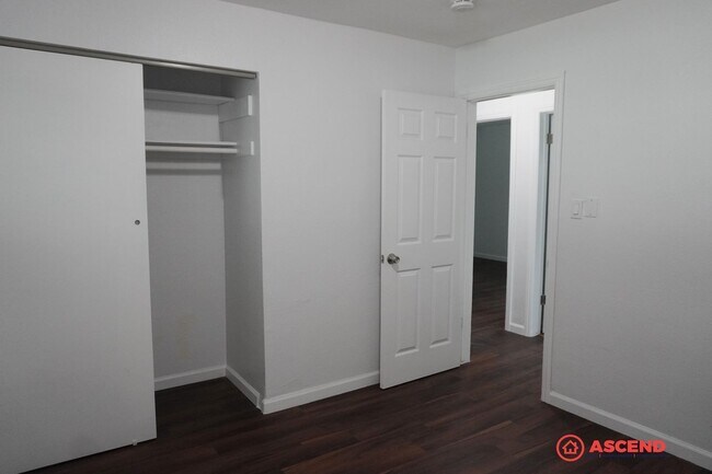 Building Photo - Home in Southeast Bakersfield!