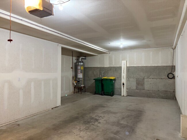 Building Photo - Beautiful Murrayhill Townhome with Dual Primary Suites & Private Backyard!