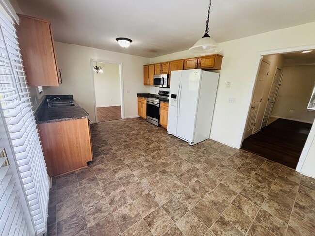 Building Photo - 985 New Village Dr NW
