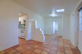 Building Photo - Quaint Studio in Prime Location