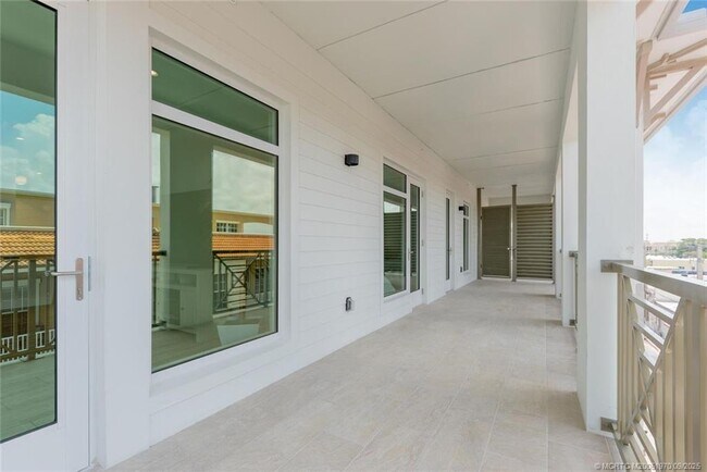 Building Photo - 41 SW Seminole St