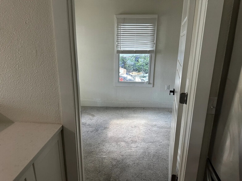 Building Photo - Room in House on Rockridge Dr