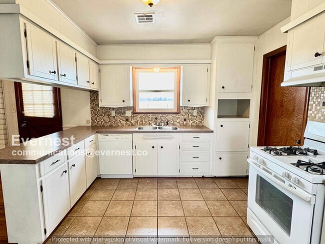 Building Photo - 3 Bed/2 Bath Home with Garage / Pet-Friendly / Available Now!