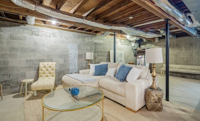 Building Photo - 156 Georgica Rd