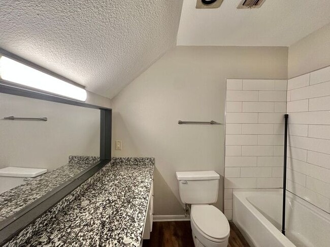 Building Photo - Available Now! Beautiful 3 Bedroom 2 Bath ...