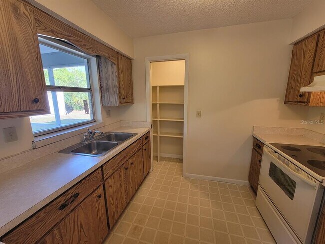 Building Photo - 23358 Racine Ave