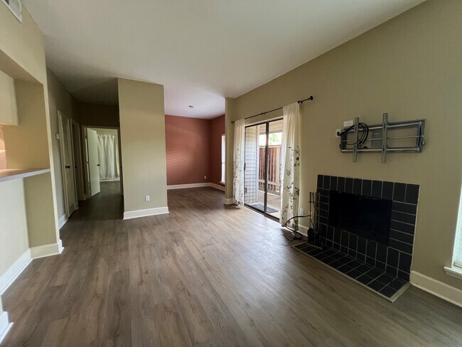 Building Photo - 2025 Augusta Dr