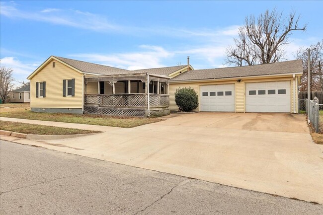 Building Photo - cute 3 bed, 1.5 bath, huge garage