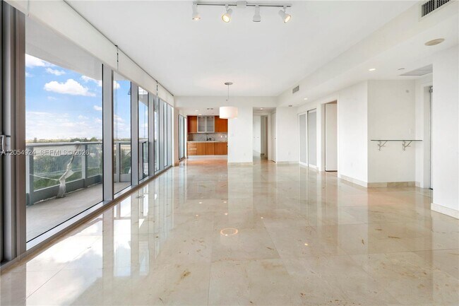 Building Photo - 2627 S Bayshore Dr