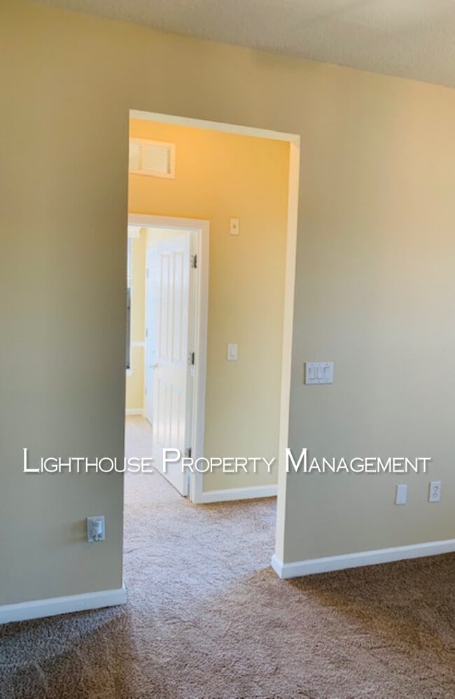 Building Photo - Luxurious Condominium in the Desirable Noc...