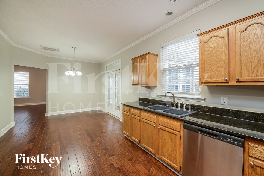 Building Photo - 6052 Glen Way Dr