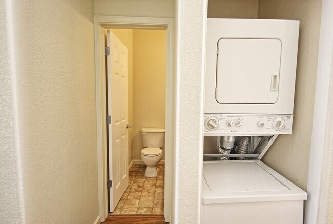 Building Photo - Updated Condo in North Reno