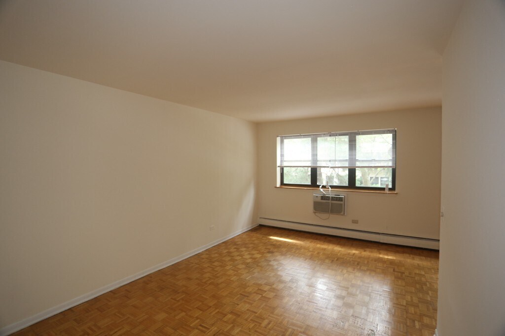 Building Photo - 513 W Briar Pl