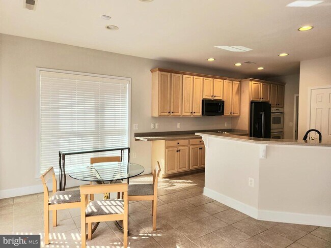Building Photo - 20667 Golden Ridge Dr