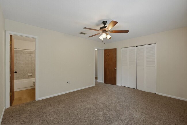 Building Photo - Southfork Oaks Condo