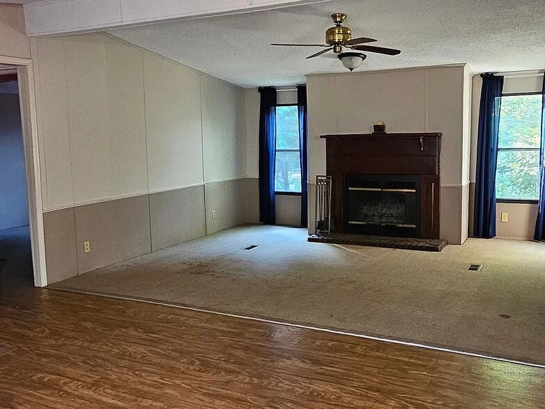 Building Photo - 3366 Shoreland Dr