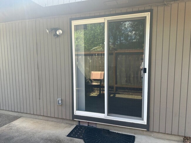 Building Photo - Beautifully updated 3 bedroom 1.5 bath dup...