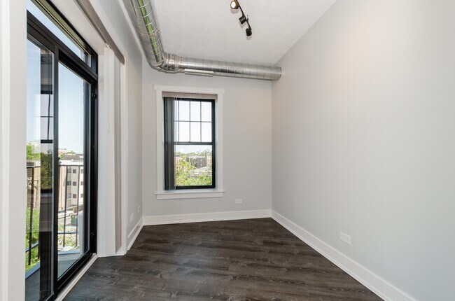Building Photo - 7645 N Sheridan Rd