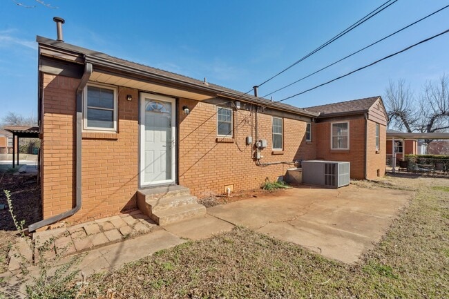 Building Photo - 1412 NE 38th St