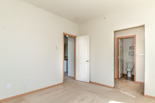 Building Photo - 2-Bedroom DuPont Condo with New Interior Paint and Carpet