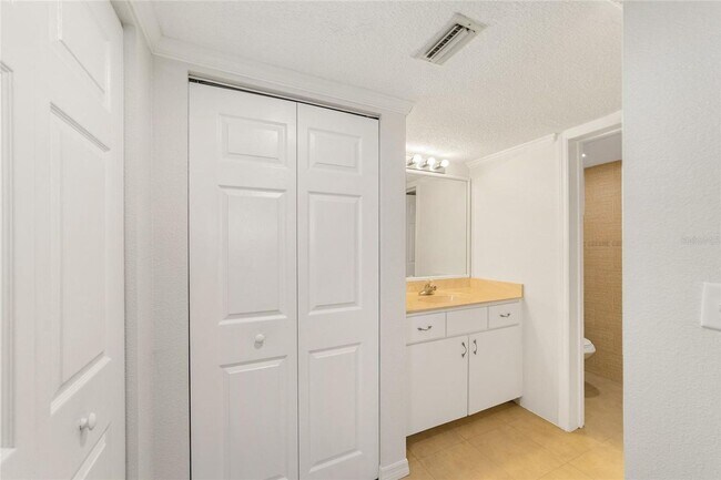 Building Photo - 2/2 downstairs unit Silver Downs Condominiums