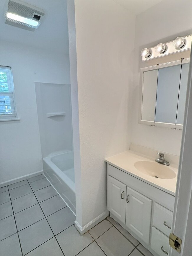 Building Photo - Charming 3-Bedroom, 2-Bathroom Home in Oce...