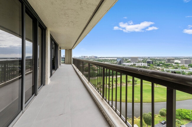 Building Photo - 1900 Consulate Pl