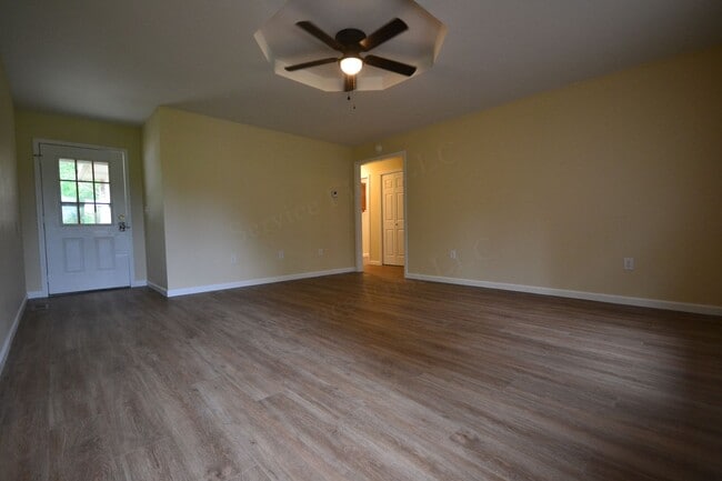 Building Photo - 3 Bed 1 Bath House with a 1 Car Garage For...