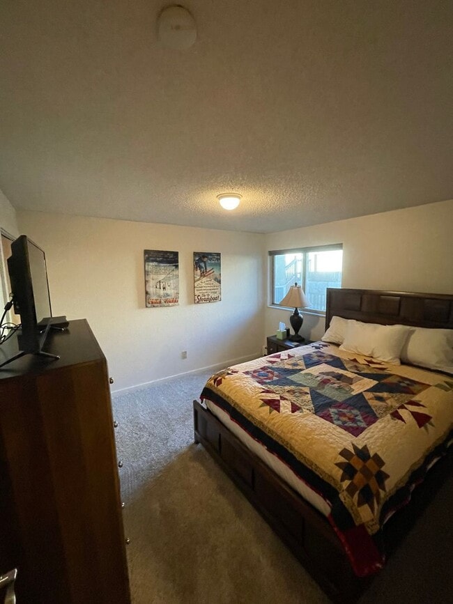 Building Photo - WINTER RENTAL- 2 Bedroom/1 Bath w/Washer/D...