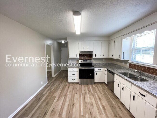 Building Photo - 3-Bedroom Home with Fenced Yard & Garage / Pet-Friendly / Available Now!