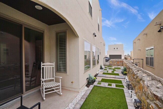 Building Photo - 4567 Marisabel Azcarate St